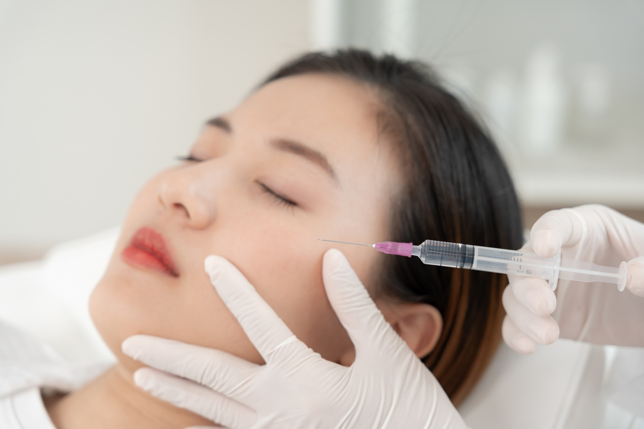 Cosmetic surgery, skin whitening injection, filler injection, HA Skin Booster, Botox, beautiful Asian girls receive beauty treatments at beauty clinic, skincare, pore rejuvenation, wrinkle, baby face Wangenaufbau mit Hyaluronsäure- Die Schönmacherin Regensburg